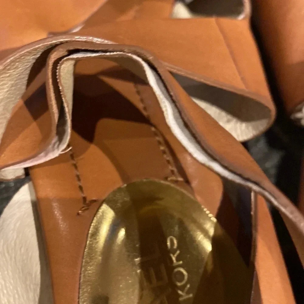 Michael Kors Tan strapy buckle low block heel sandals Sz 9.5 - Picture 7 of 16